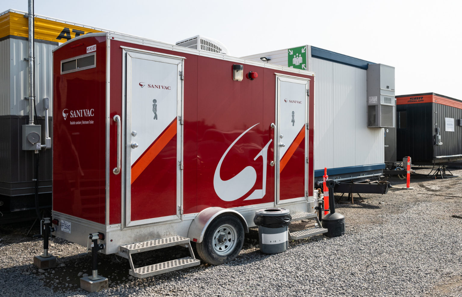 Roulotte sanitaire Multisan stationnée sur un site extérieur