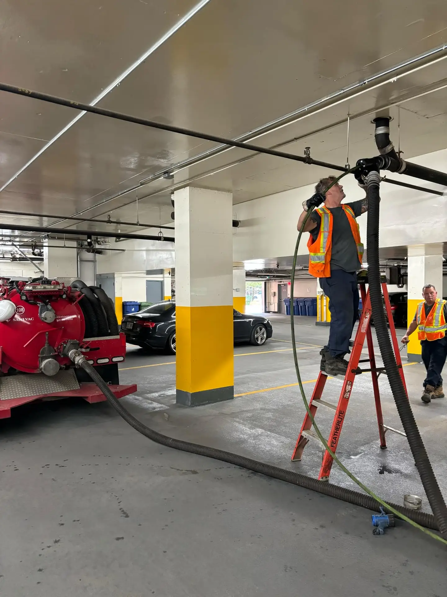 Stationnement souterrain - Garage - Entretien - Sanivac - Conduites suspendues