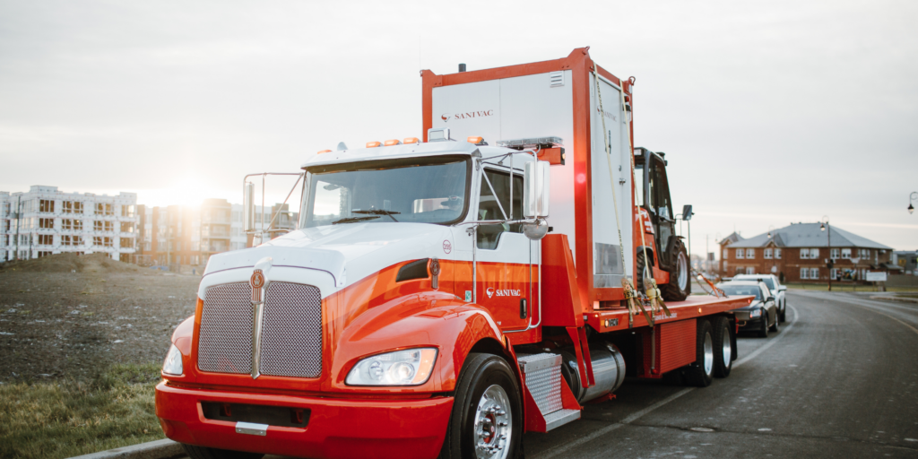 Bloc sanitaire transporté sur un chantier résidentiel en construction